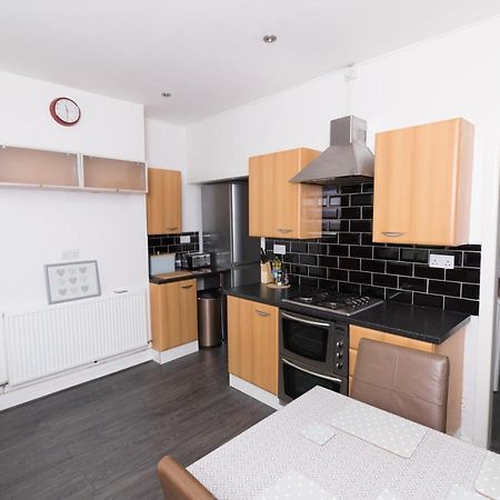 Entire House - 2 Bedroom - 3 Bed - Free Wifi - Tv Clayton-le-Moors Exteriör bild